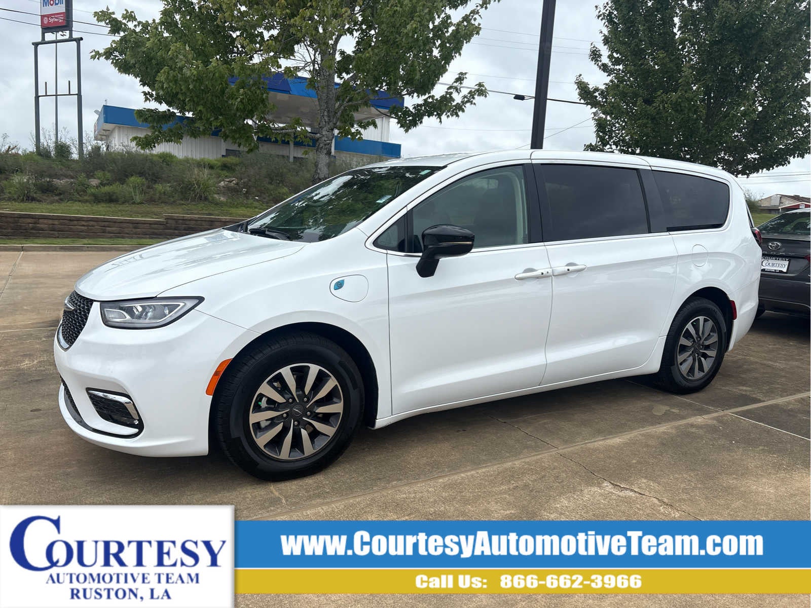 2024 Chrysler Pacifica Hybrid Select PHEV's photo